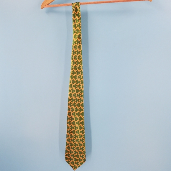 Silk gold and green shamrock necktie - Picture 3 of 9